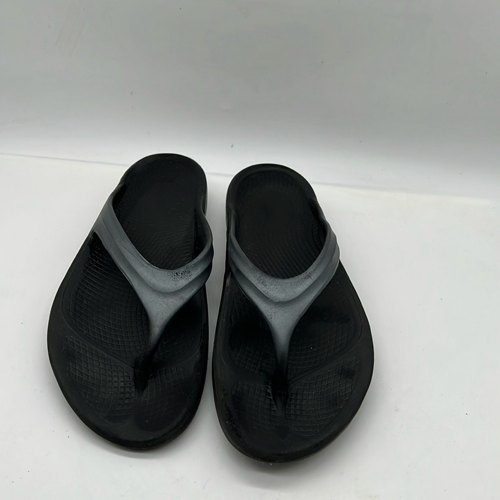 Oofos Oolala Luxe Sandal Flip Flops Womens Size 9 Black Gray  Recovery Shoes
